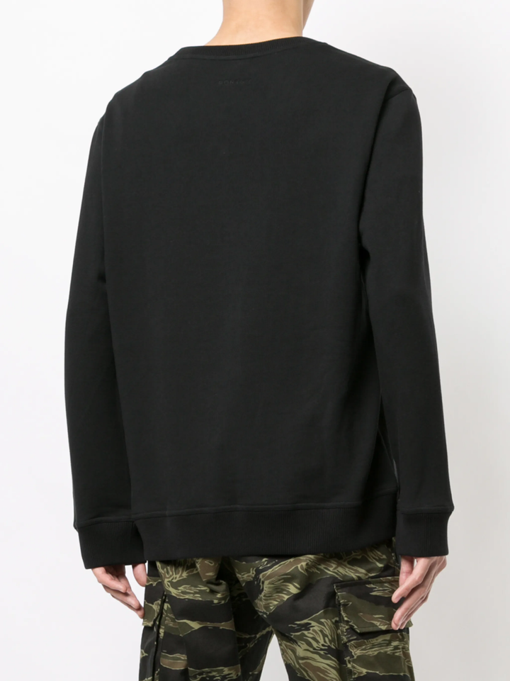 Áo thun dài tay với 3 chữ V