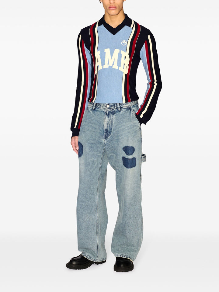 Quần làm bằng denim màu xanh cổ điển