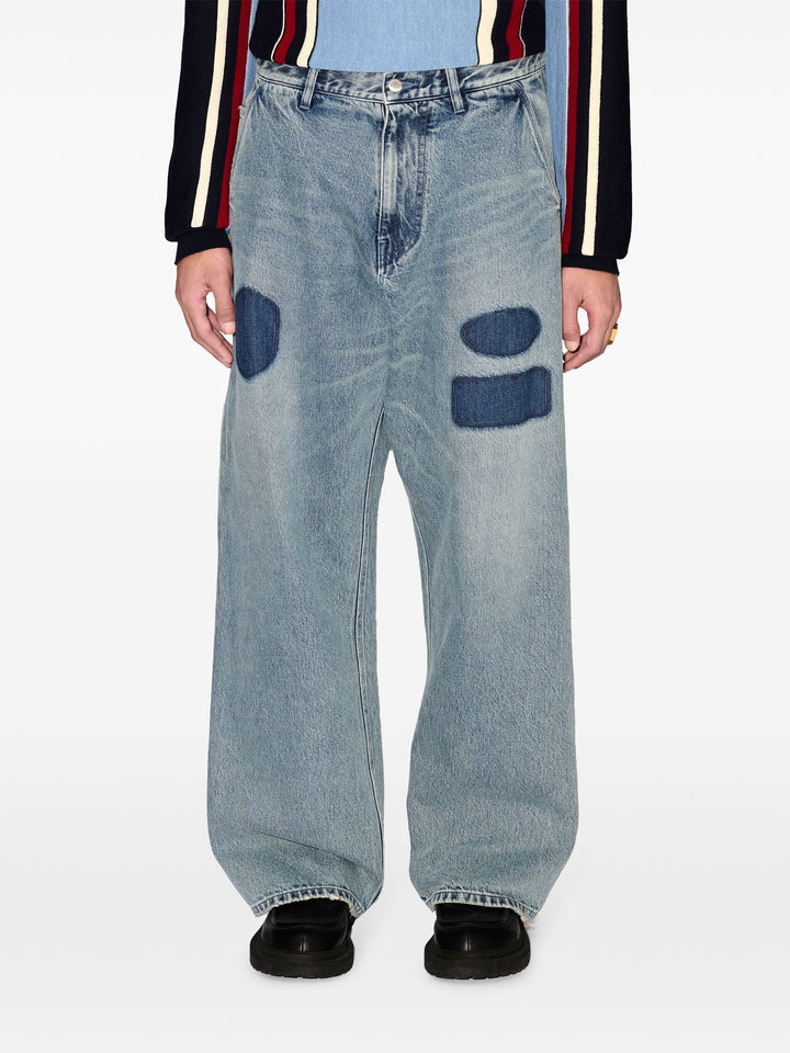 Quần làm bằng denim màu xanh cổ điển