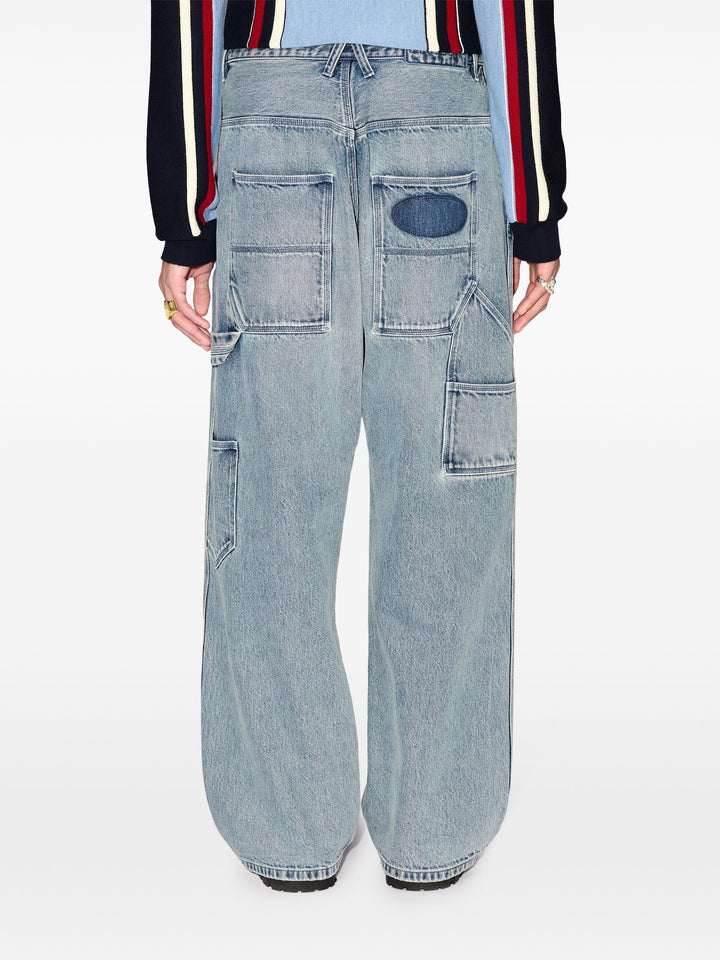 Quần làm bằng denim màu xanh cổ điển