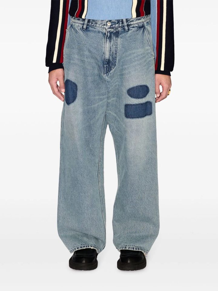 Quần làm bằng denim màu xanh cổ điển