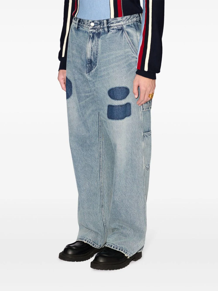 Quần làm bằng denim màu xanh cổ điển