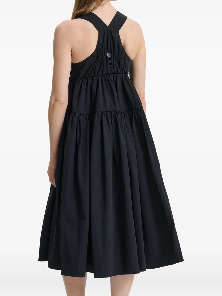 Đầm yếm với chân váy xếp tầng