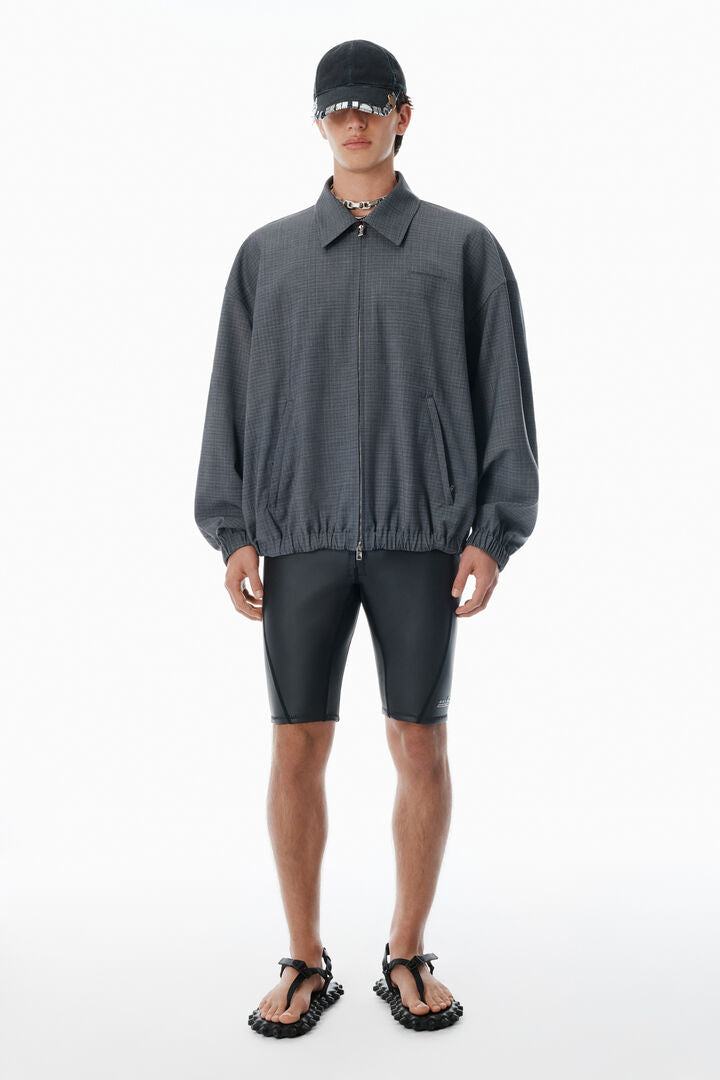 Áo khoác thể thao cắt may vừa vặn