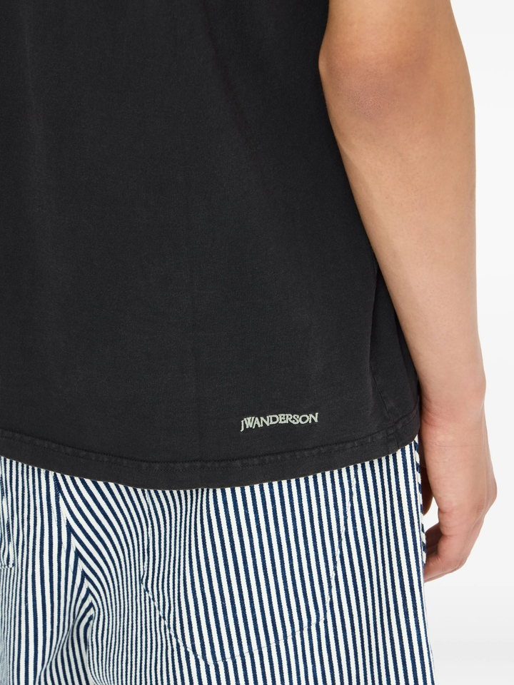 Áo thun thêu tương phản