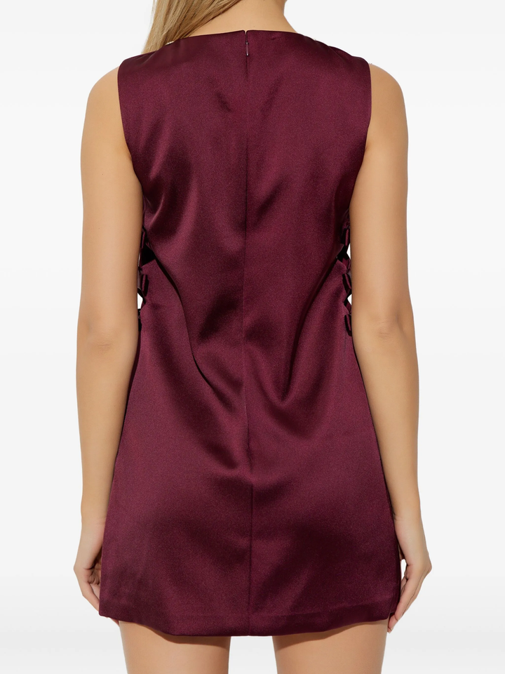 Đầm mini cắt xẻ satin màu burgundy