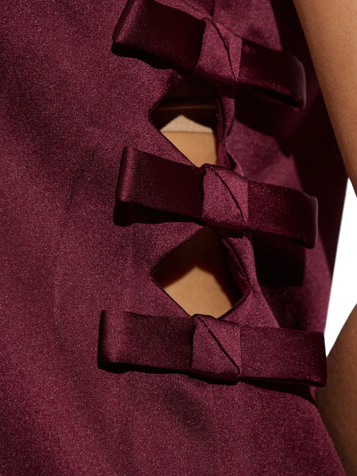 Đầm mini cắt xẻ satin màu burgundy