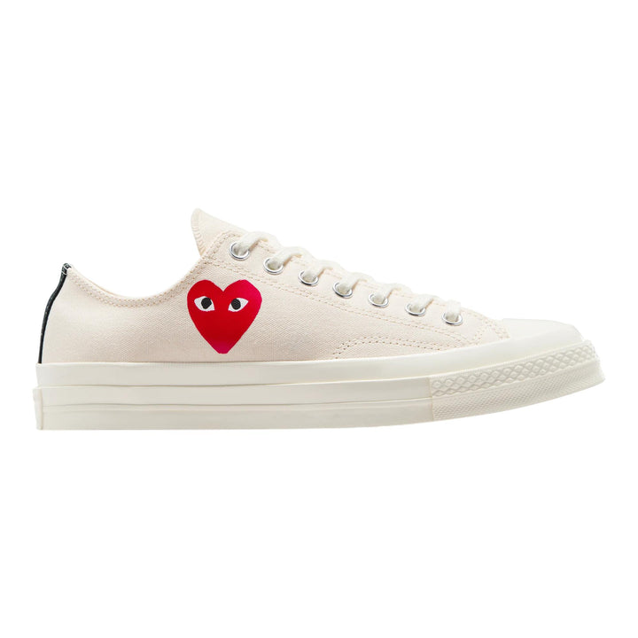 Club21 - COMME des GARCONS PLAY CONVERSE - Small Red Heart Chuck Taylor Low Top - SNEAKERS - White