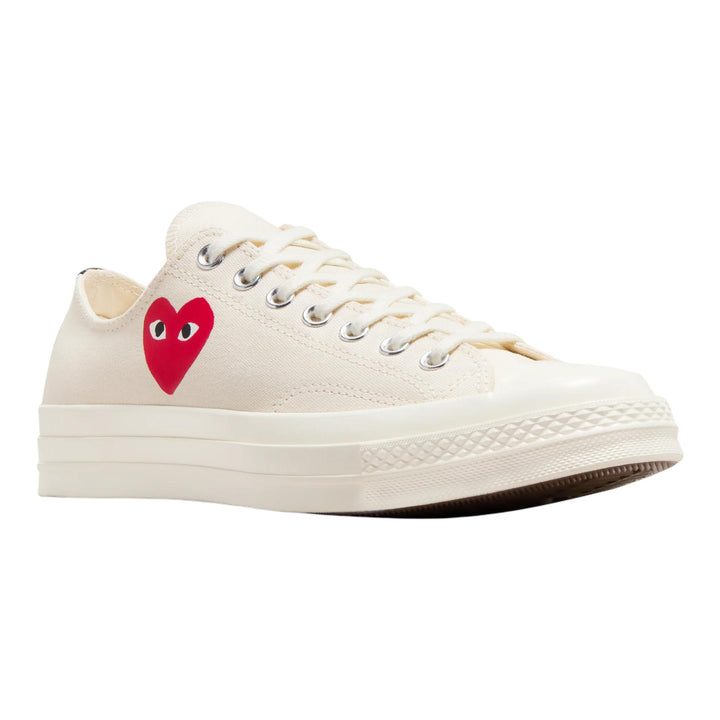 Club21 - COMME des GARCONS PLAY CONVERSE - Small Red Heart Chuck Taylor Low Top - SNEAKERS - White