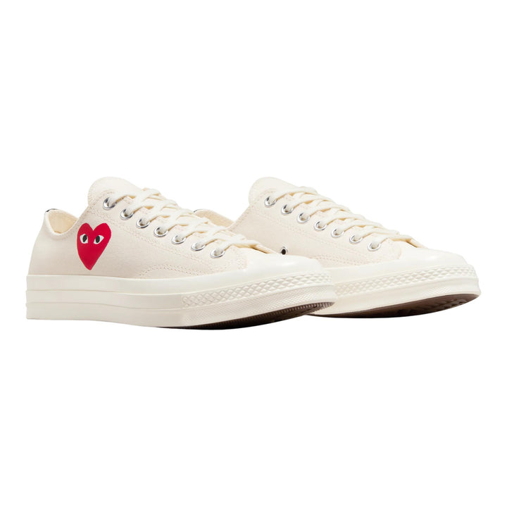 Club21 - COMME des GARCONS PLAY CONVERSE - Small Red Heart Chuck Taylor Low Top - SNEAKERS - White