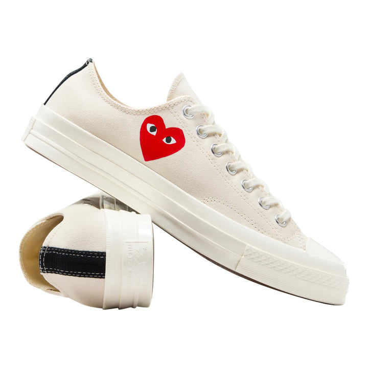 Club21 - COMME des GARCONS PLAY CONVERSE - Small Red Heart Chuck Taylor Low Top - SNEAKERS - White