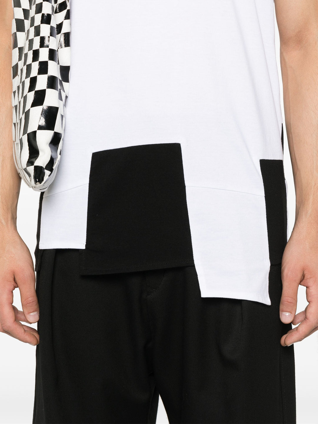 Áo phông chi tiết viền tông