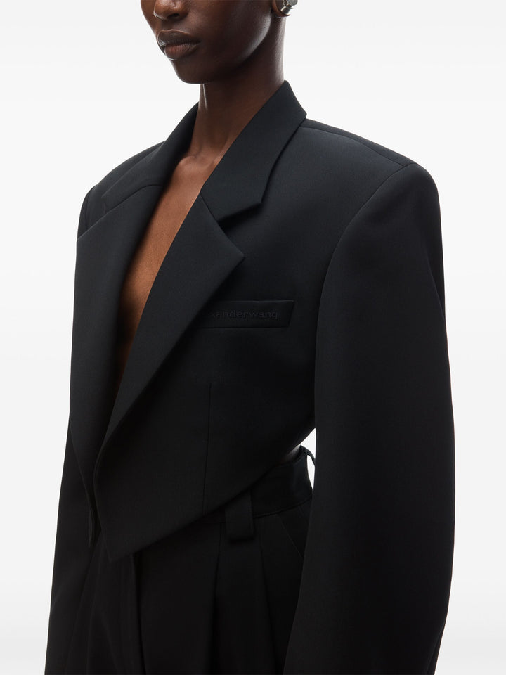 Blazer kiểu tuxedo cắt ngắn với viền nhọn