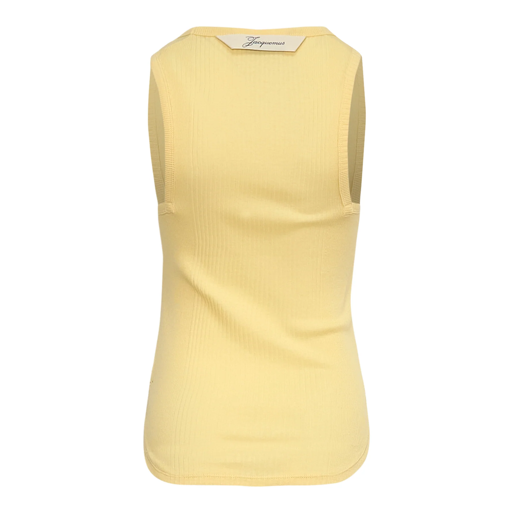 Jacquemus Le Marcel Rond Carré ribbed sleeveless tank top in pale yellow with a scoop neckline and fitted silhouette, product flat lay on white background