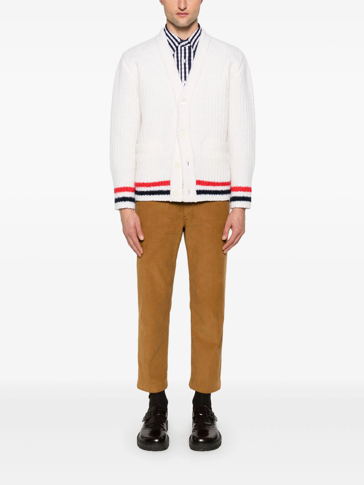 كارديغان رجالي بتصميم رقبة على شكل V مع حياكة سميكة