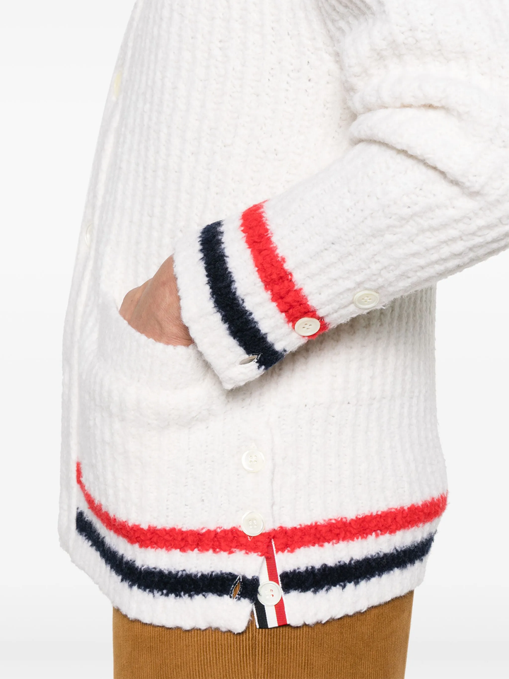 كارديغان رجالي بتصميم رقبة على شكل V مع حياكة سميكة