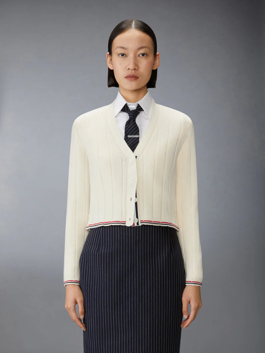 كارديغان نسائي من صوف الميرينو على شكل حرف V