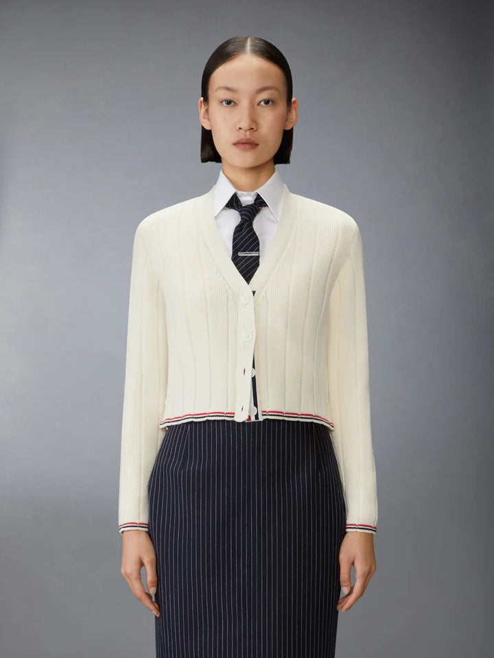 كارديغان نسائي من صوف الميرينو على شكل حرف V