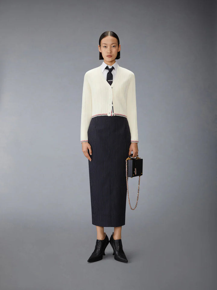 كارديغان نسائي من صوف الميرينو على شكل حرف V