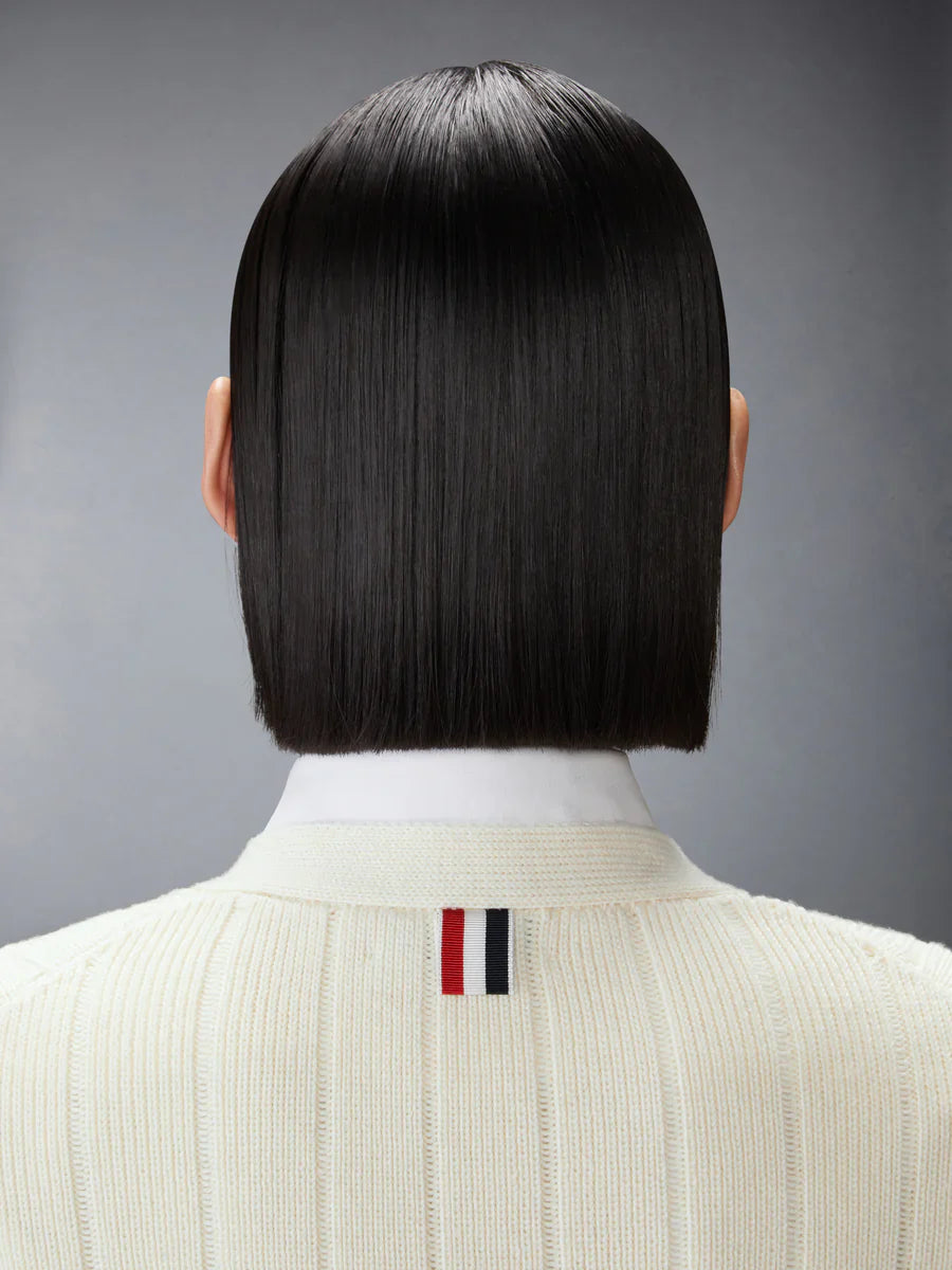 كارديغان نسائي من صوف الميرينو على شكل حرف V