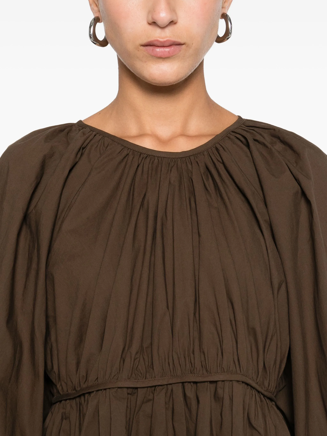 Áo có tay phồng và nơ