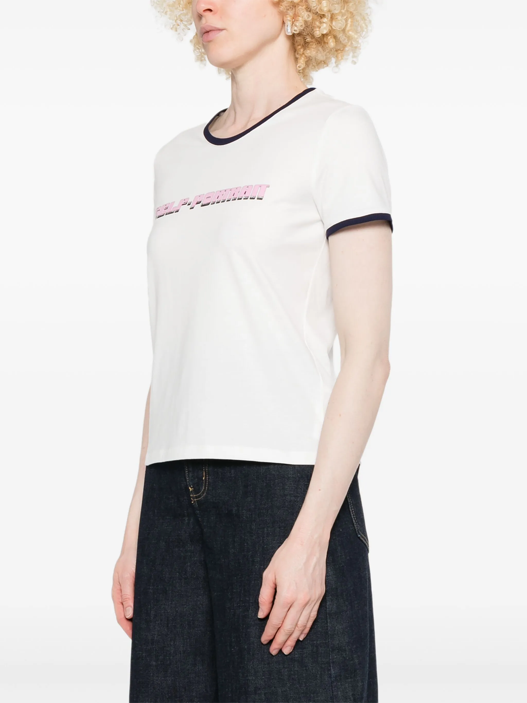 ピンクロゴのホワイトTシャツ