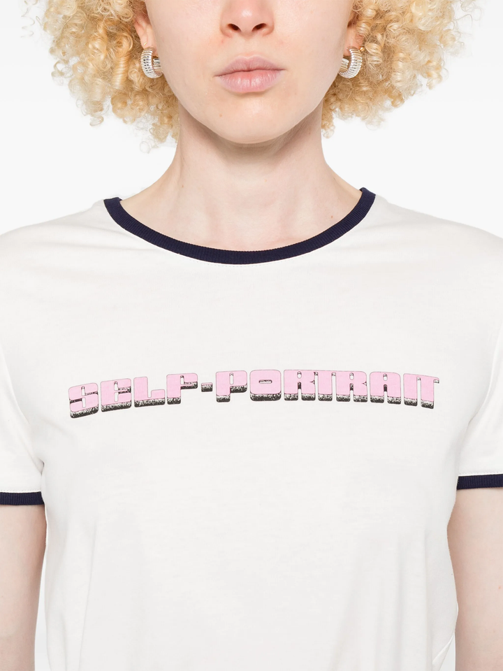 ピンクロゴのホワイトTシャツ