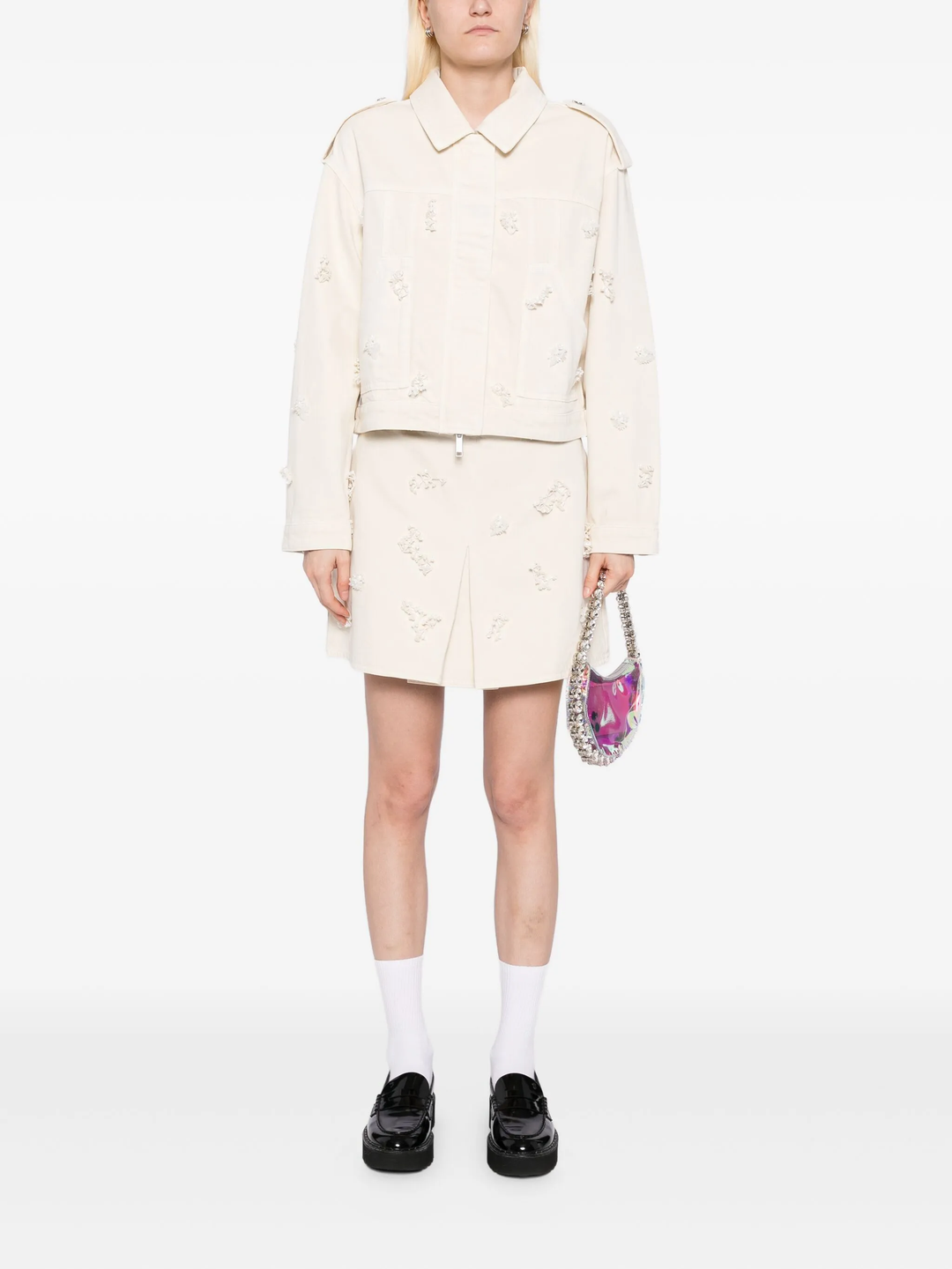 تنورة قصيرة مزينة بالخرز من الدنيم الكريمي