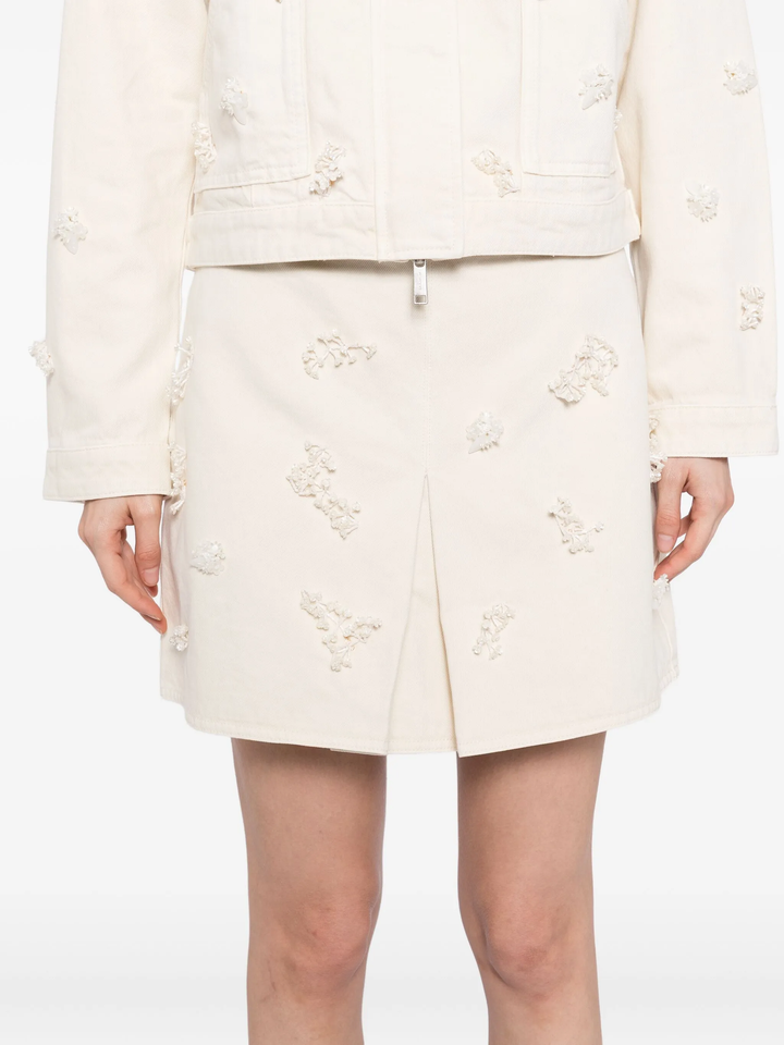 تنورة قصيرة مزينة بالخرز من الدنيم الكريمي