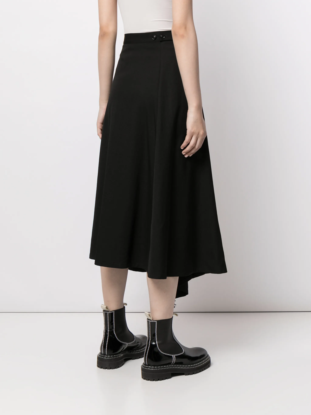 ボタン付きスカート