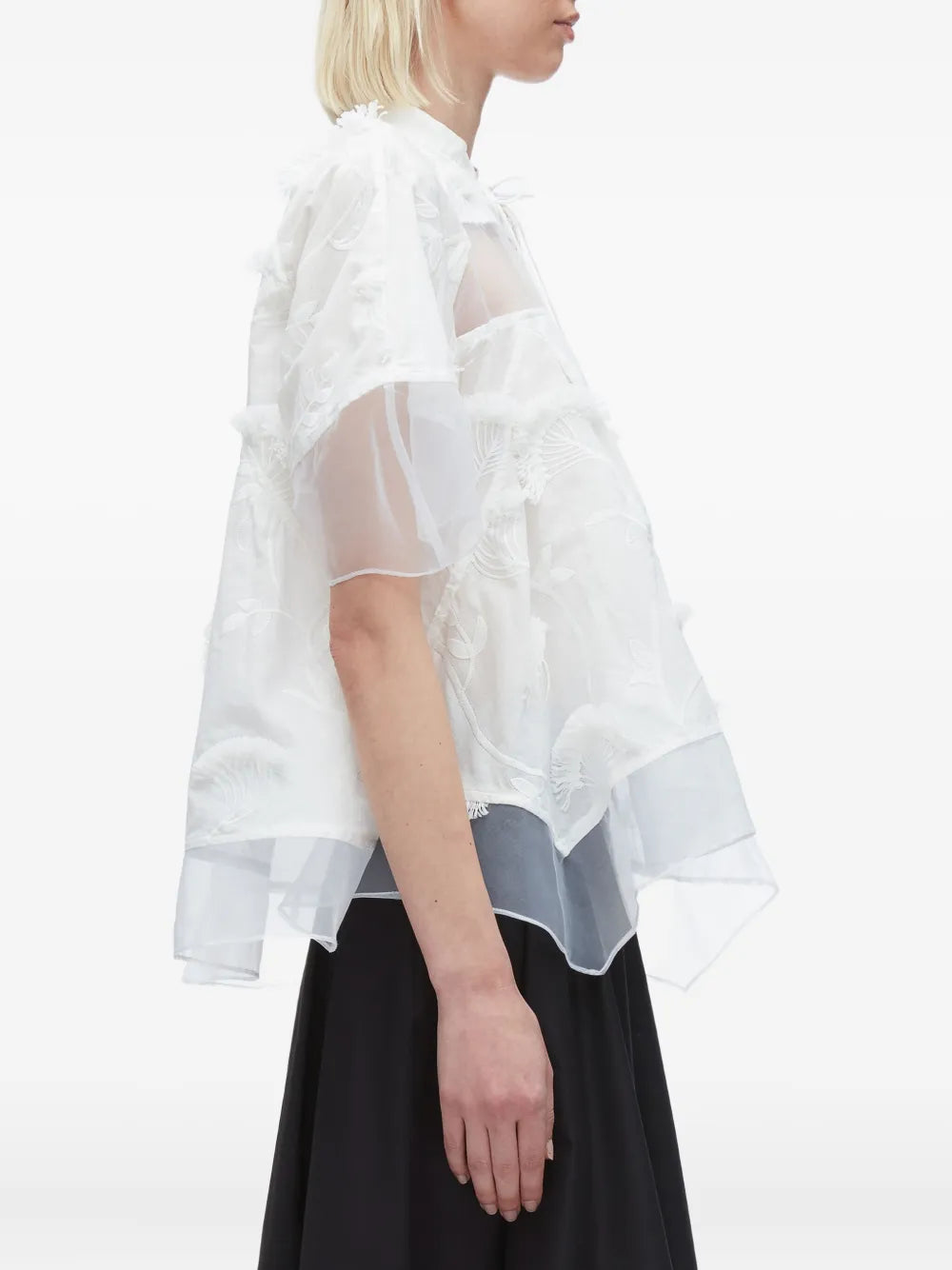 بلوزة قماش الفويل المطرزة مع مزيج الأورجانزا