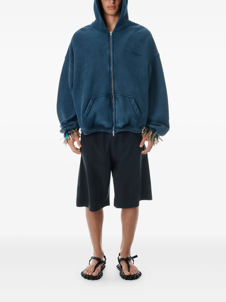 هودي بسحاب مع شعار جرافيكي