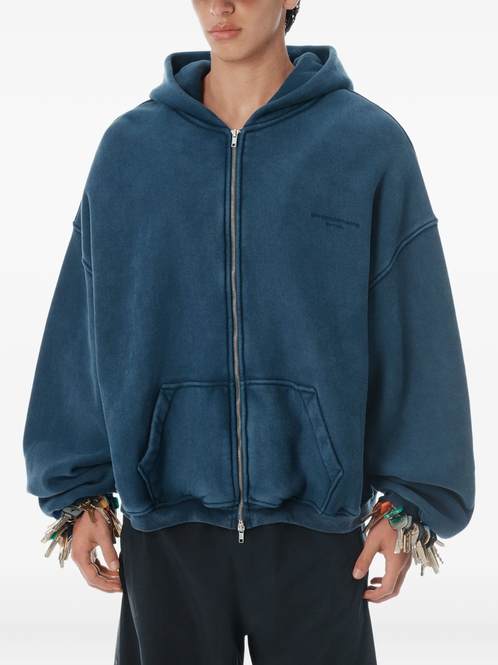 هودي بسحاب مع شعار جرافيكي