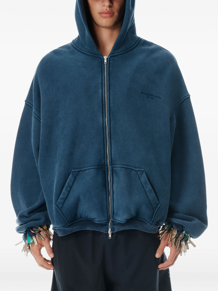 هودي بسحاب مع شعار جرافيكي