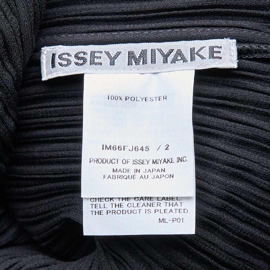 ISSEY MIYAKE Hatching Pleated Top – Available at Club 21, Official Retailer in Singapore, Malaysia & Thailand with Global Shipping Online