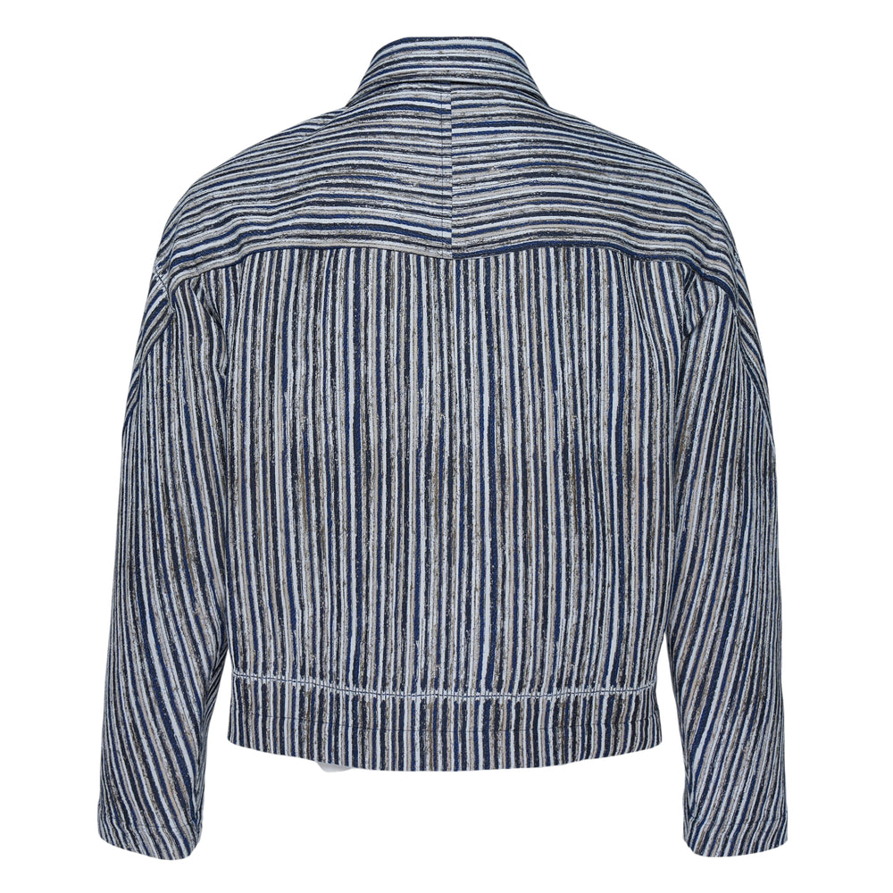 IM MEN Curviness Blouson in indigo and white vertical stripe jacquard, featuring a curved yoke, button-front closure, spread collar, and boxy cropped silhouette