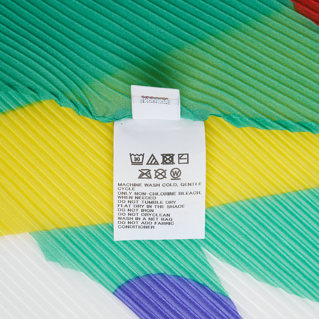 me ISSEY MIYAKE Surprise Box Pleats Stole – Available at Club 21, Official Retailer in Singapore, Malaysia & Thailand with Global Shipping Online