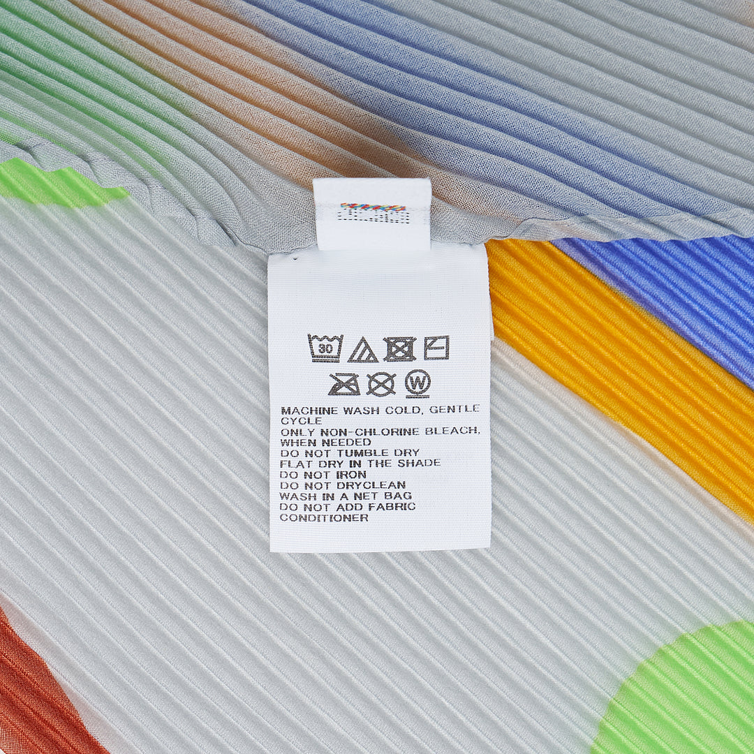 me ISSEY MIYAKE Surprise Box Pleats Stole – Available at Club 21, Official Retailer in Singapore, Malaysia & Thailand with Global Shipping Online