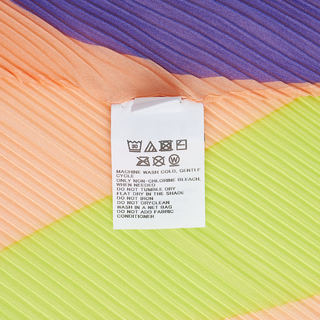 me ISSEY MIYAKE Surprise Box Pleats Stole – Available at Club 21, Official Retailer in Singapore, Malaysia & Thailand with Global Shipping Online