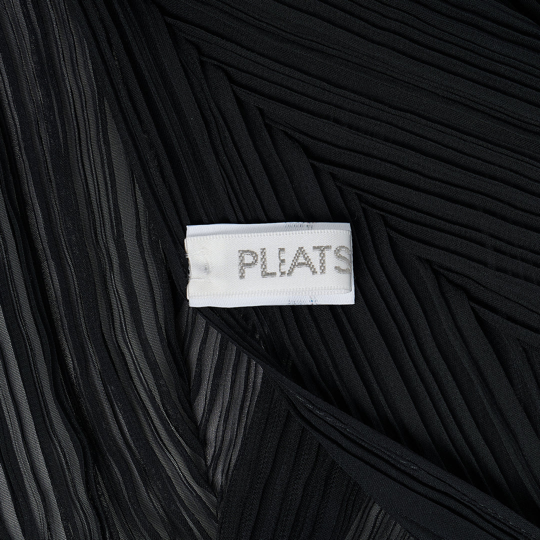 PLEATS PLEASE ISSEY MIYAKE Zigzag Scarf – Available at Club 21, Official Retailer in Singapore, Malaysia & Thailand with Global Shipping Online