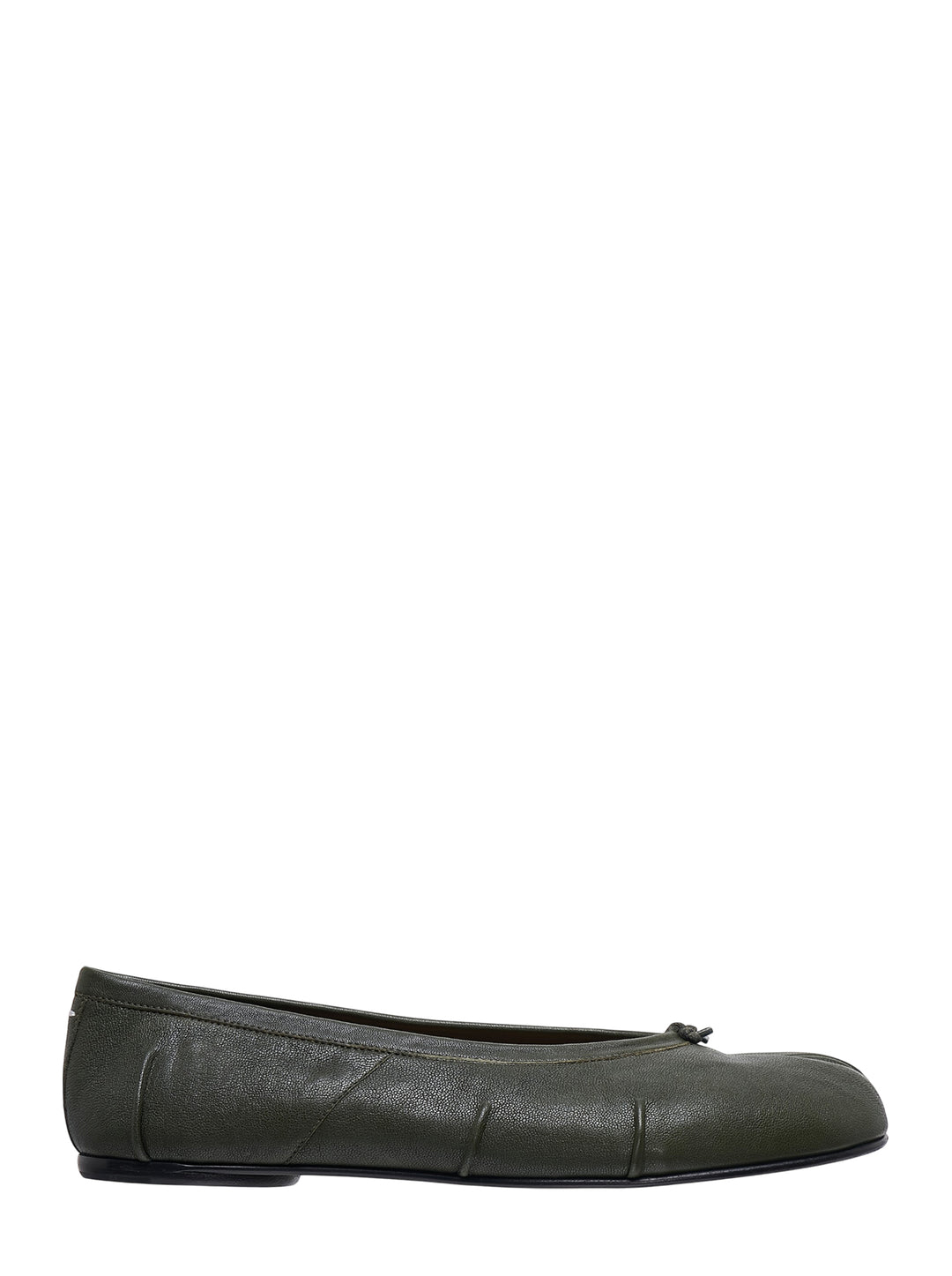 Maison Margiela Tabi ballerina flat in dark green nappa leather with split toe and bow detail, shown in side profile