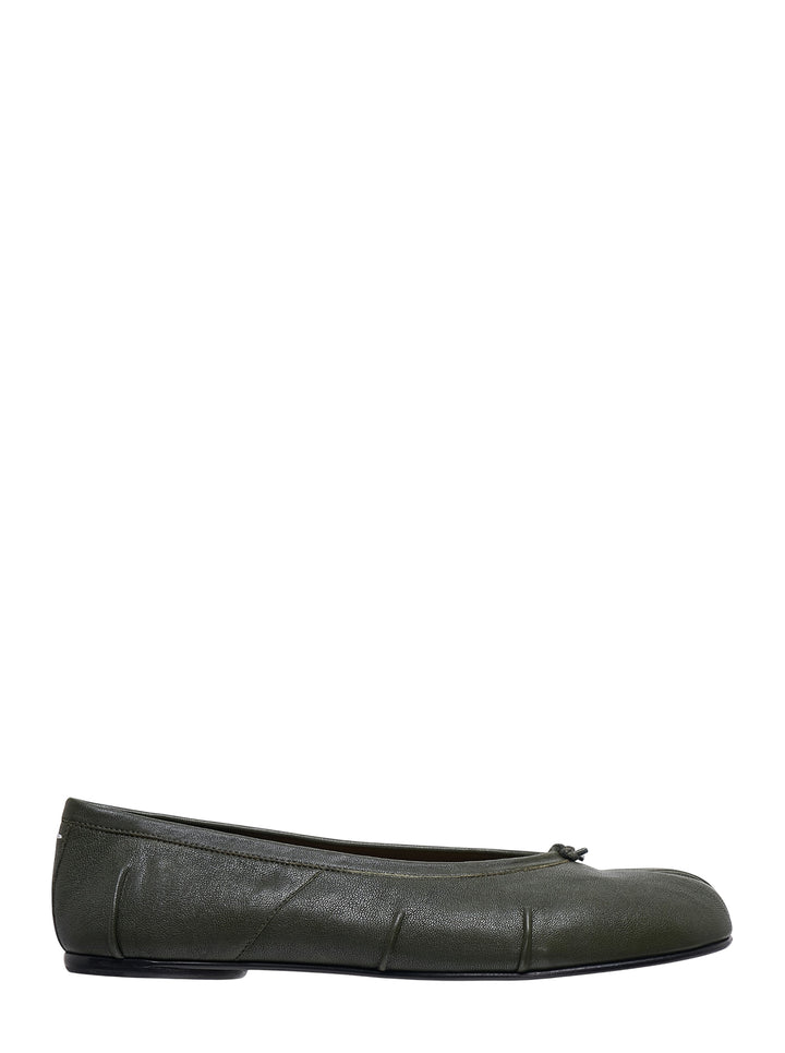 Maison Margiela Tabi ballerina flat in dark green nappa leather with split toe and bow detail, shown in side profile