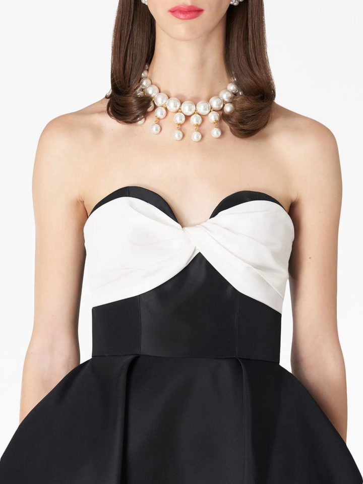 Carolina-Herrera-Strapless-Sweetheart-Neckline-Gown-Black-4