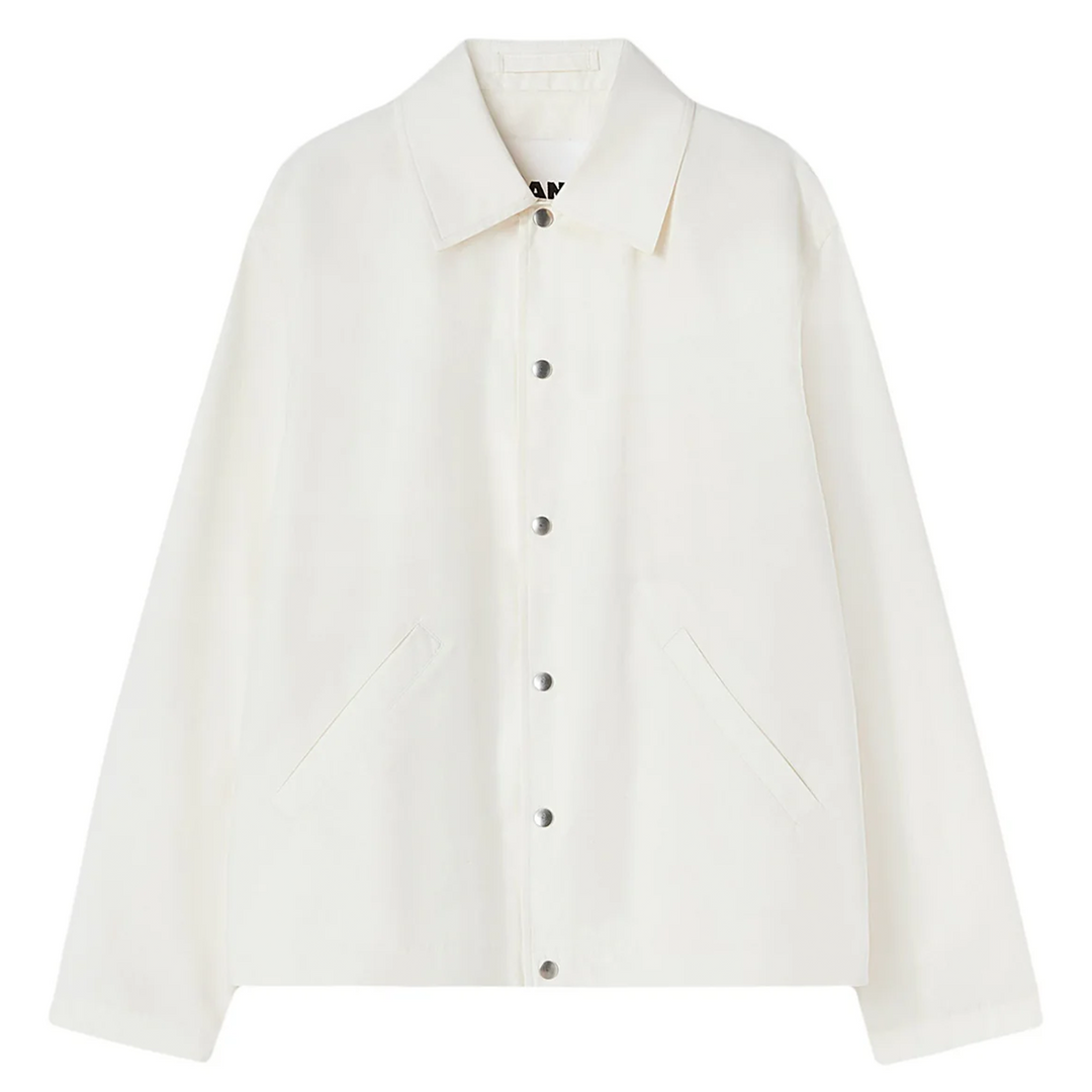 بلوزون مطبوع عليه الشعار