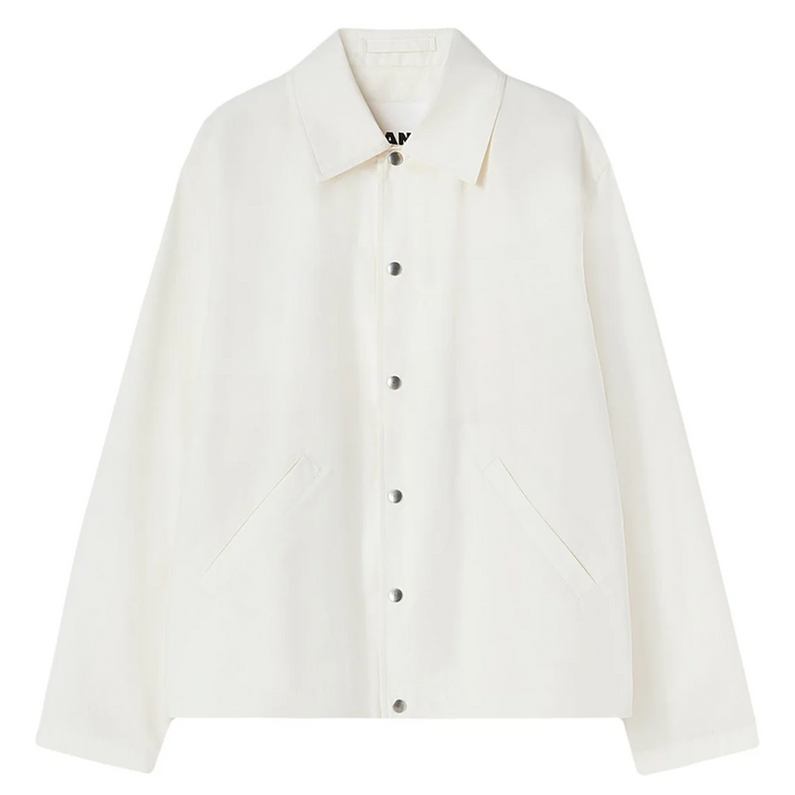 بلوزون مطبوع عليه الشعار