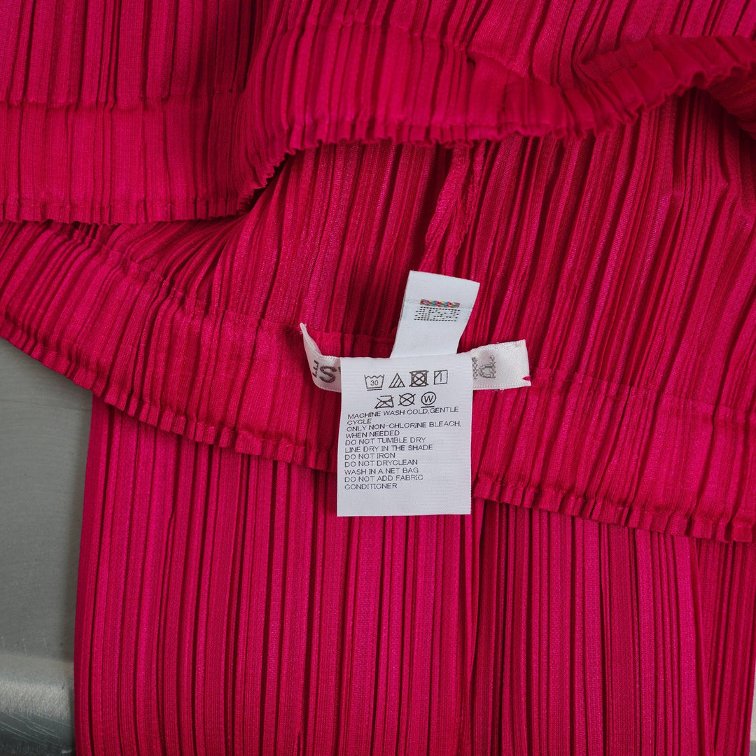 Club21 - PLEATS PLEASE ISSEY MIYAKE - New Colorful Basics 4 Cardigan - PLEATED CARDIGANS - Carmine