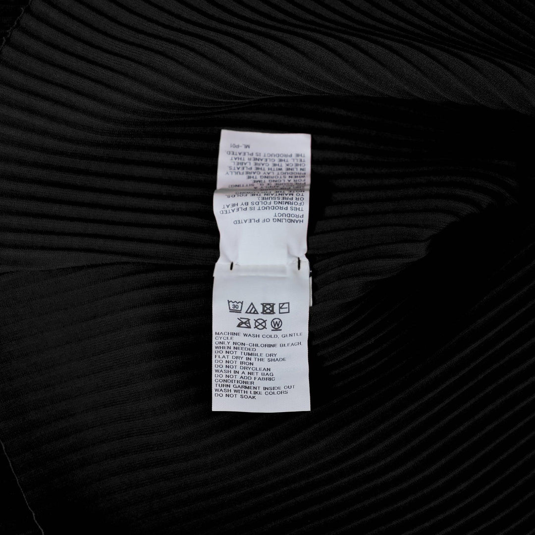 Club21 - me ISSEY MIYAKE - Curve Pleats Top - PLEATED TOPS - Black
