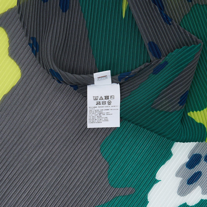 Club21 - me ISSEY MIYAKE - Grow Pleats Stole - SCARVES - Charcoal-Hued